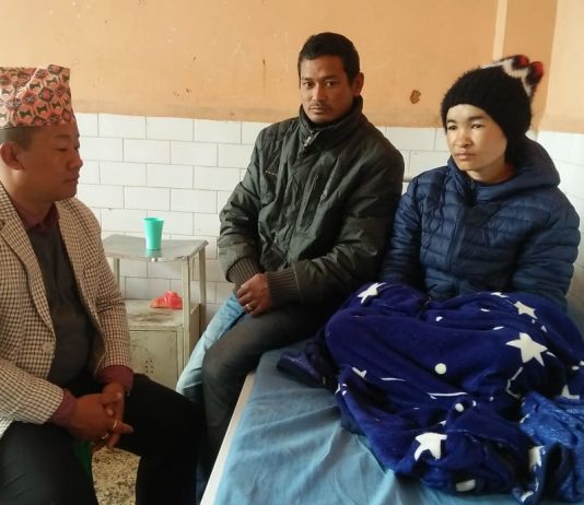 खोरमा थुनिएकी महिलाको उपचारपछि परिवारमा खुशि