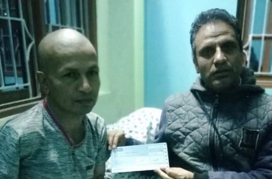 करेण्ट लागेर हात खुट्टा गुमाएका खोटाङका हरिकाजीलाई कोरियाबाट डेढ लाख सहयोग