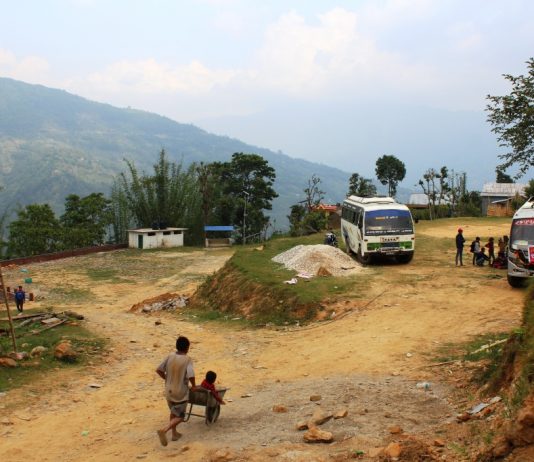 आचार्यगाउँको बसपार्कमा गार्डेन सहितको संरचना