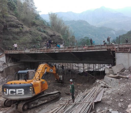 मध्य पहाडी राजमार्गको साप्सुखोला पुल जतिसुकै बेला बगाउने खतरा