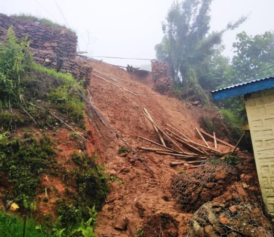 दिक्तेल रुपाकोट मझुवागढी नगरपालिकाभित्रका सय बढी घरमा क्षति