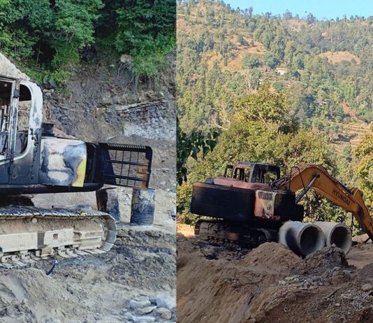 सडक निर्माणस्थलमै रहेका चार स्काभेटरमा आगजनी, करौंडोको क्षति