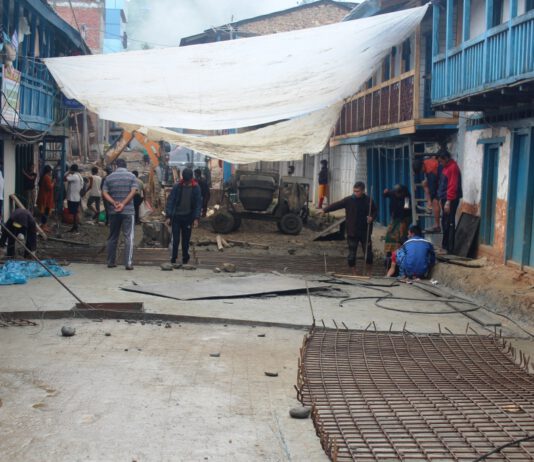 दिक्तेल बजारको अस्तव्यस्त सडक धमाधम ढलान हुँदै