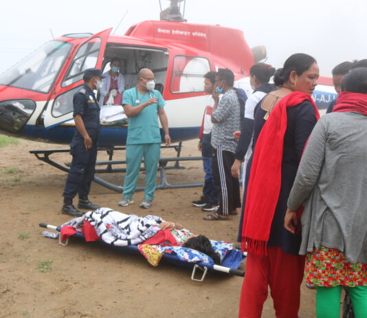 गर्भमै बच्चा मरेको महिलालाई हेलिकोप्टरबाट उद्दार