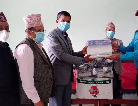 सांसद भट्टराईको पहलमा प्रहरीलाई फेस सिल्ड