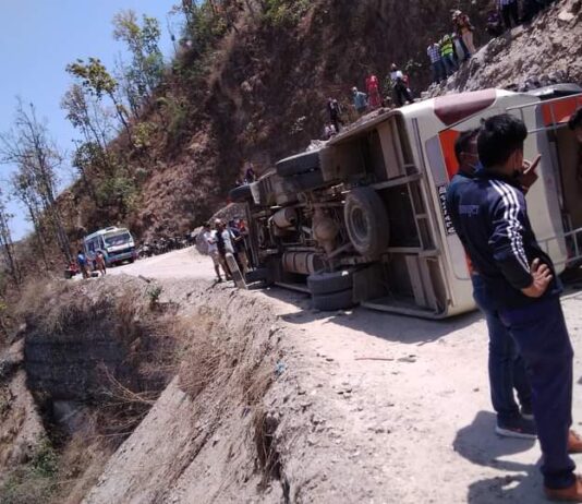 हलेसी दर्शनार्थी बोकेको बस दुर्घट्ना, एकको मृत्यू, २२ घाईंते