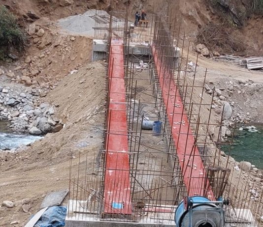 तापखोलामा निर्माणाधीन मोटरेबल पुल ढलानको तयारीमा