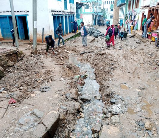 ताकेता र खबरदारीबीच पनि सडक ढलान अलपत्रै : अटेरी ठेकेदारप्रति स्थानीयको आक्रोस