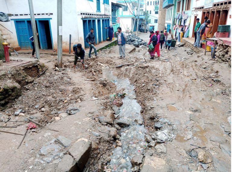 ताकेता र खबरदारीबीच पनि सडक ढलान अलपत्रै : अटेरी ठेकेदारप्रति स्थानीयको आक्रोस