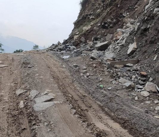 पहिरोले मध्यपहाडी लोकमार्ग अवरुद्ध, बोलबमका लागि हलेसी आउने तीर्थालु अलपत्र