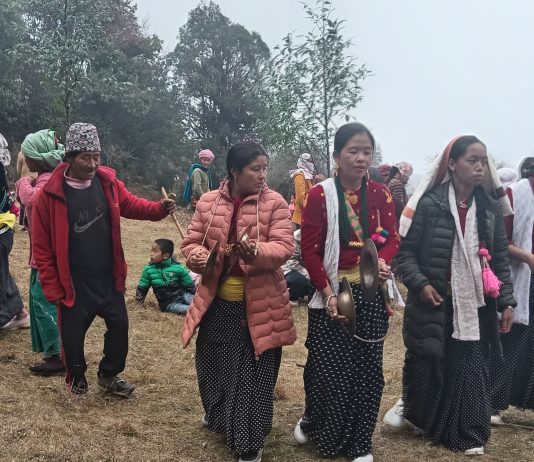 साकेला उँधौली : भूमिको पूजा गर्दै साकेला नाचियो