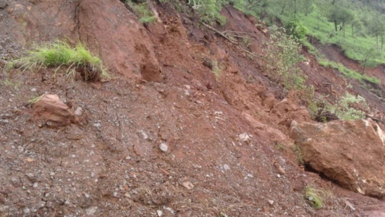 पहिरोले च्यास्मीटार र दिक्तेलमा एक/एक घरमा क्षती