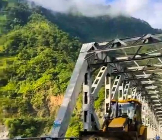 काठमाडाैं-चार जिल्ला जाेड्ने ‘लाइफलाइन’ सुनकाेशी घुर्मी पुलमाथि बाढी बग्याे तर पुल जाेगियाे