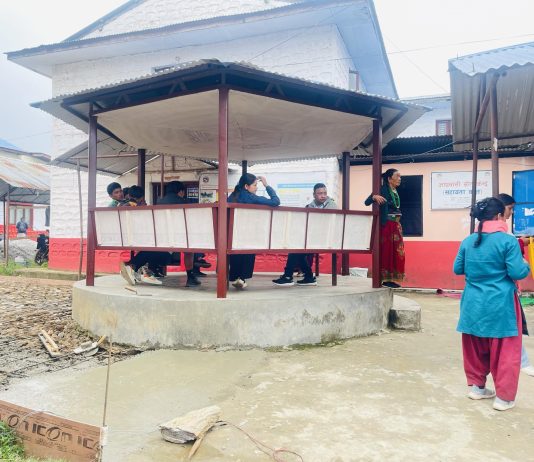 १९ सयमा ल्यापटप, १० रुपैयाँमा बेन्च बेच्दै जिल्ला प्रशासन कार्यालय खोटाङ