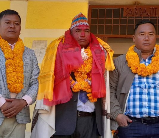 आफुले पढाउँदै आएको विद्यालय छाड्दै गर्दा निवर्तमान प्रअ खत्रीले स्थापना गरे अक्षयकोष